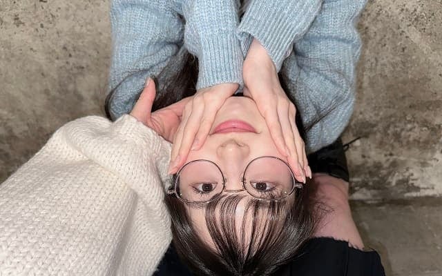 「可愛すぎて流石に保存」AKB48 岩立沙穂の”流行りの構図ショット”が大好評！