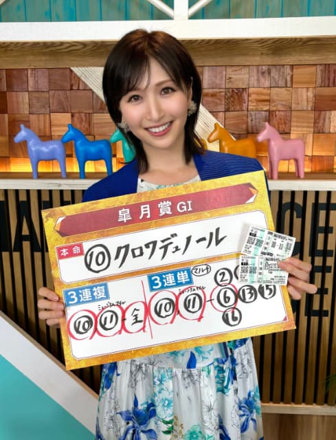 横山ルリカ、関西系TV『競馬BEAT』の番組内で馬券を的中させ最高の笑顔を披露