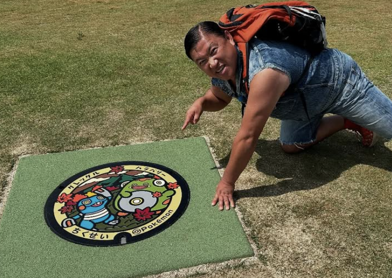 炎天下の笑顔！スギちゃん、野外で見つけたポケモンマンホールに大興奮