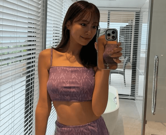 「めっちゃグレイトだぜ…」美女レースクイーン、バスルーム前のナイスプロポーションを披露！ファン熱視線