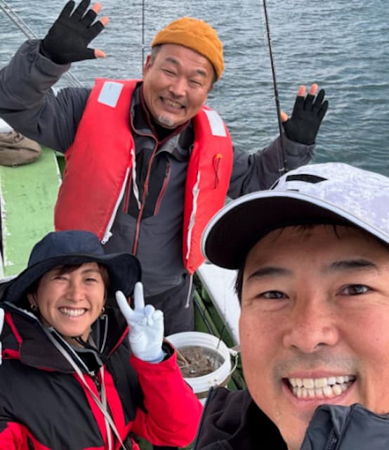 テニス・杉山愛 鯵釣り勝負で勝利の美酒！最高のチーム戦結果に笑顔