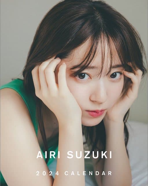 鈴木愛理がカレンダーの表紙を公開✨可愛すぎるショットに反響👀