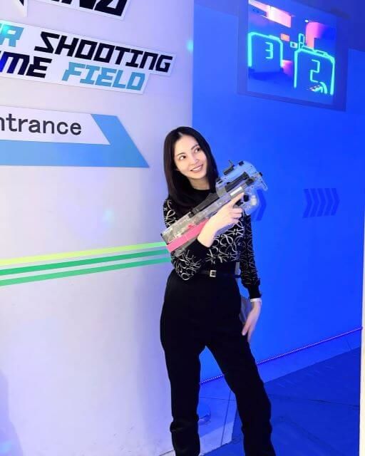 戦うママ押切もえ、親子でサバゲーデビュー！華麗なガンアクションを披露