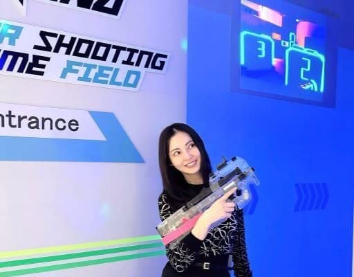 戦うママ押切もえ、親子でサバゲーデビュー！華麗なガンアクションを披露