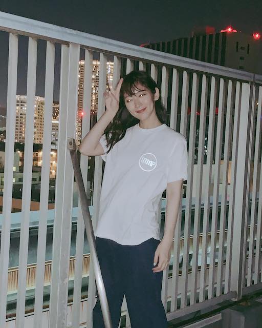 吉岡里帆、瞳を光らせながらTシャツ紹介✨「暗いところで光るの」