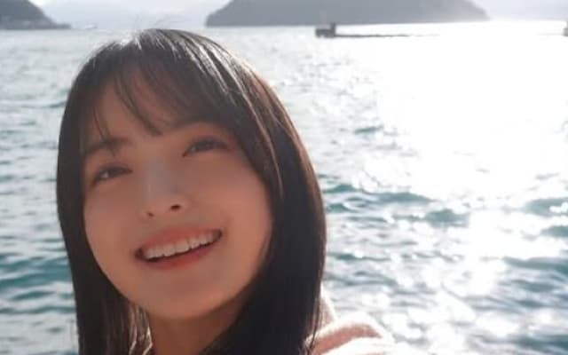 元気がもらえると話題に！元アイドル・清井咲希 海での自撮りを披露！