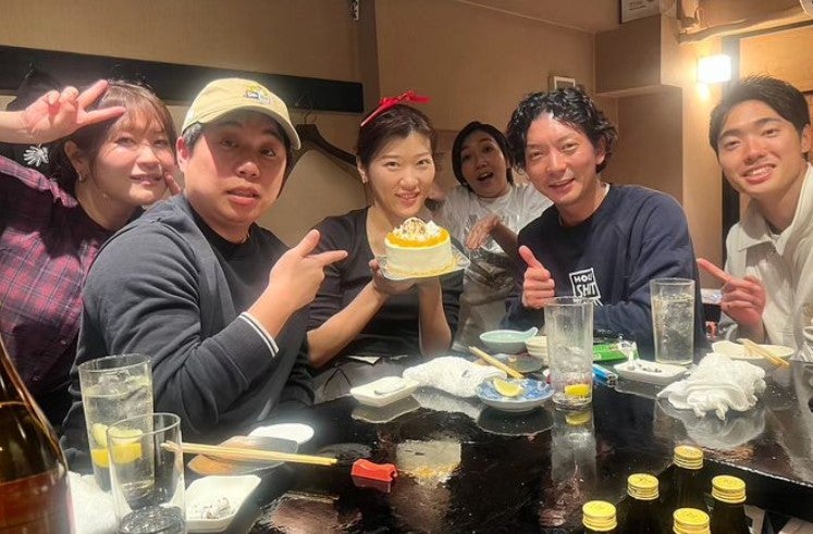 ヒコロヒーの誕生会に芸人仲間が集結！魔女宅の仮装には「可愛い」の声殺到