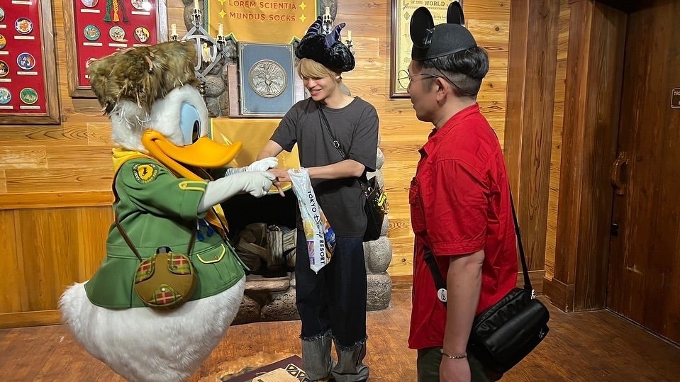 WEST.中間淳太がドナルドとグリーティングする様子を公開！