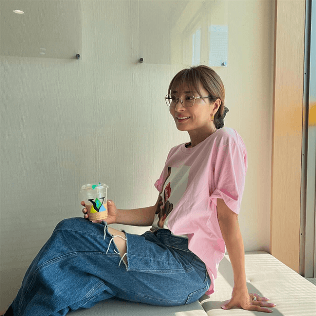 新山千春がメガネ＆ゆるカジコーデを公開！可愛いの声続出