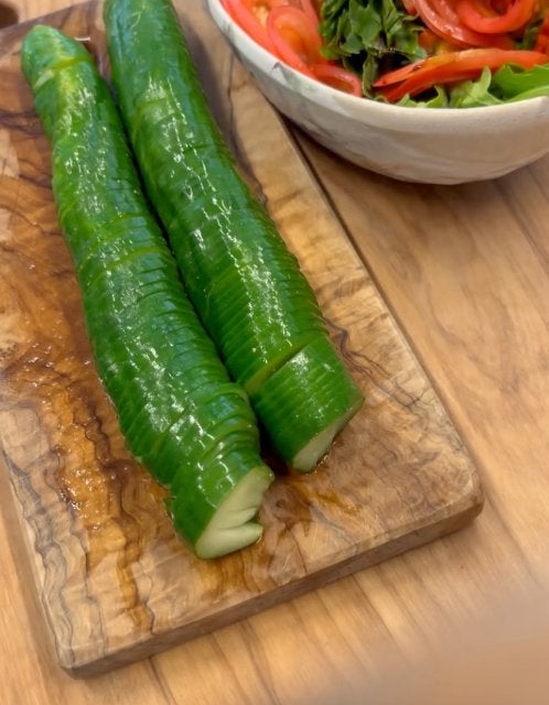 工藤静香、「伸びるきゅうり」の切り方＆味付けを実演紹介