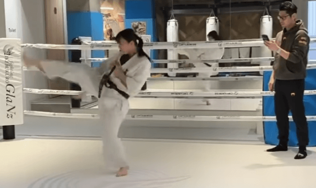 「相変わらず美しい」高速突きの美女空手家、リング内の”スピード・シャドー”にファン注目の眼差し！