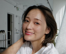 chay、ツアーTシャツ＆パーカーでリラックス「お肌の調子も絶好調！」