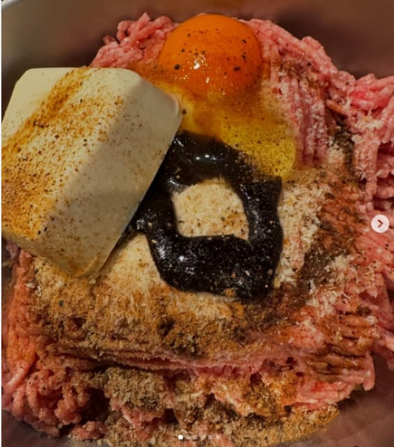 西山茉希、「西山食堂」のハンバーグレシピを公開！