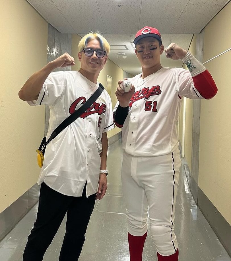 広島・小園海斗が応援に来てくれた”あの格闘家”とのツーショットを公開！