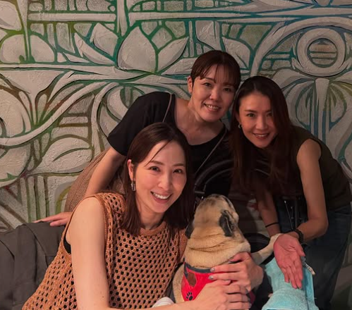 真飛聖、安蘭けいの妹＆隅田美保と“女子会ショット”公開「おもちは後ろ向きで大喜び」