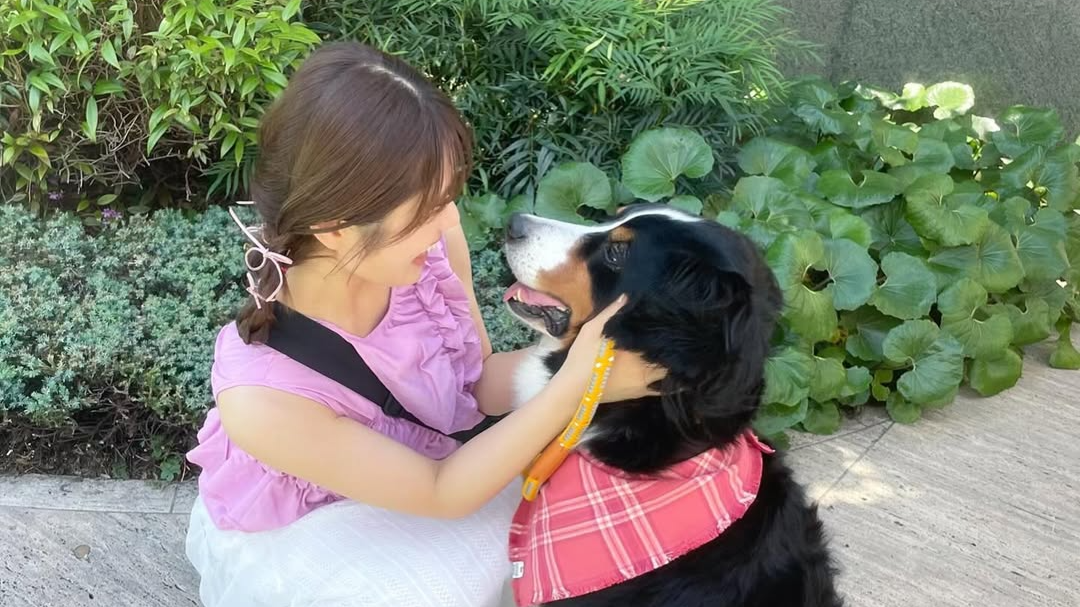 渋谷凪咲、愛犬ジャックと過ごす撮影現場に「私は幸せです♡」
