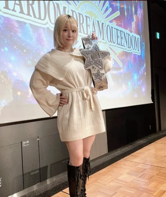 白ミニワンピで美脚全開⁉元アイドルプロレスラー・なつぽいがベルトを掲げていきたい場所は？
