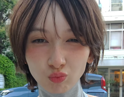 「も〜！保存確定です！」美しすぎと評判のモデル、路上で”投げキス・ウインク”の美麗コンボを炸裂！ファンガチ惚れ状態