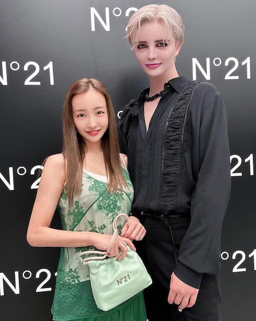 板野友美 超イケメンタレントとの接近ショットが話題⁉️ドレスで登場😳