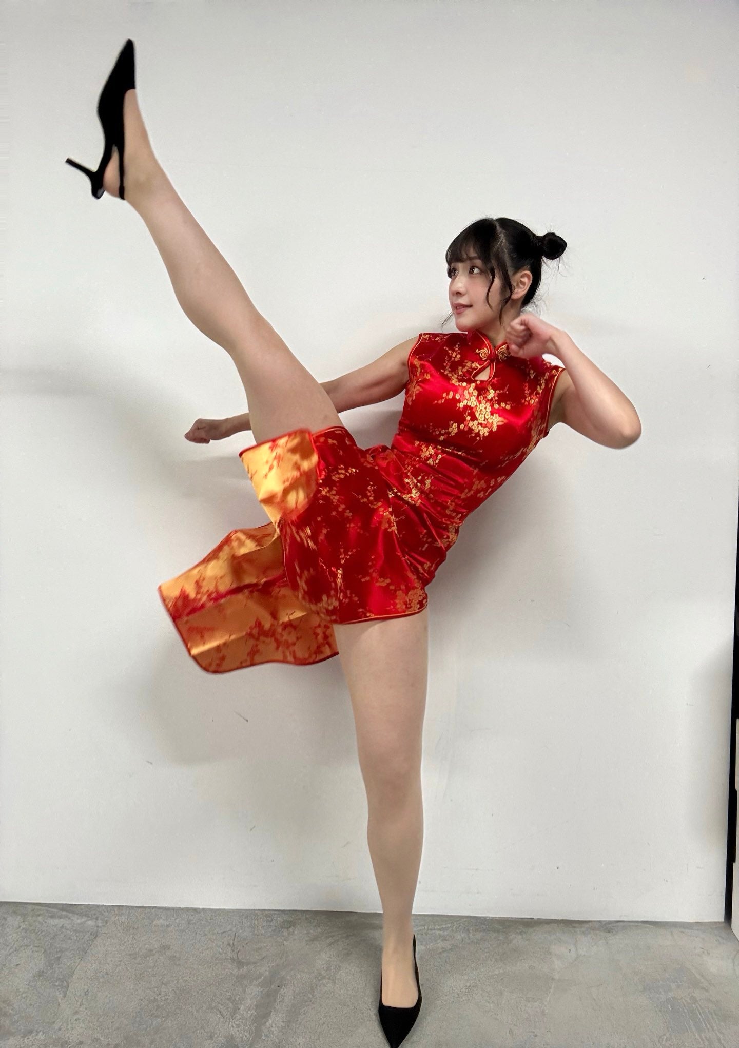 美女プロレスラーがチャイナ服でハイキック！超美脚の鋭いキックでファンを魅了