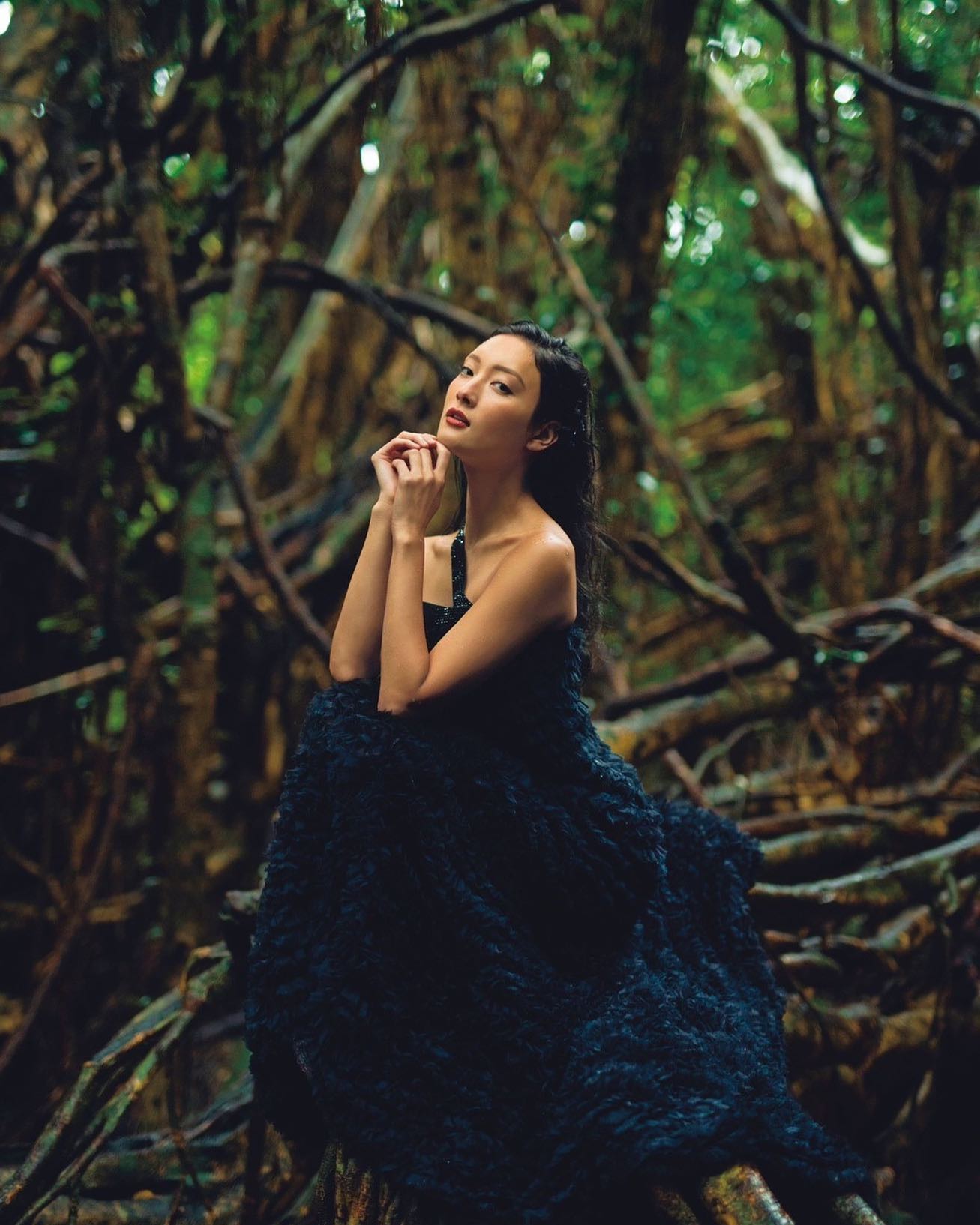 菜々緒 美デコルテみせドレス姿にファン悶絶…10年ぶりの写真集発売が話題に🗣