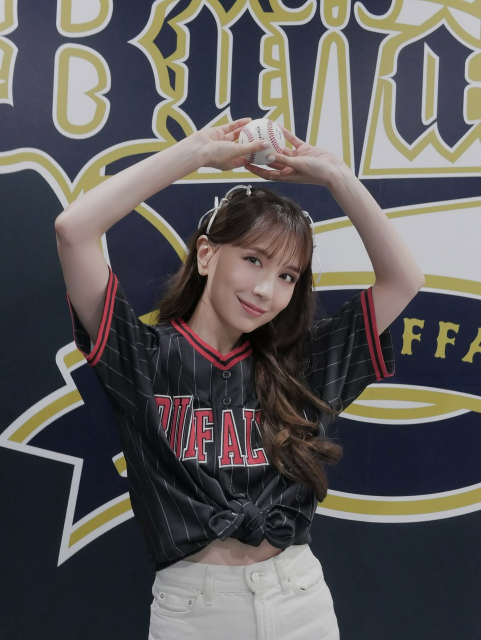 "Bs夏の陣"ユニフォーム姿が似合いすぎ＆可愛すぎる！May J.、京セラドーム「特別始球式」オフショットでファン魅了！