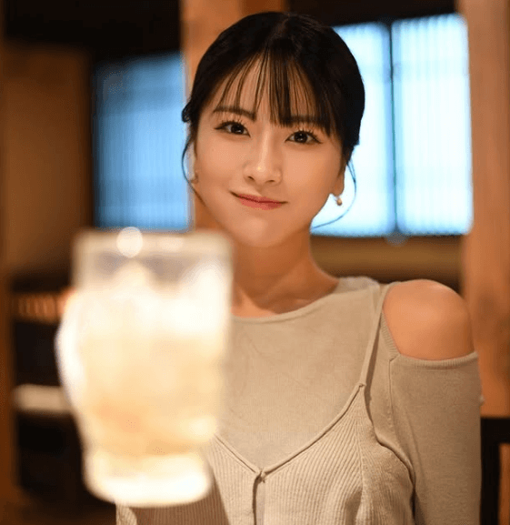 「君の瞳に…乾杯！」可愛すぎなサッカー応援ガール、”一杯行っとく？ショット”にファン陶酔！「顔も肩も首まで美しい」