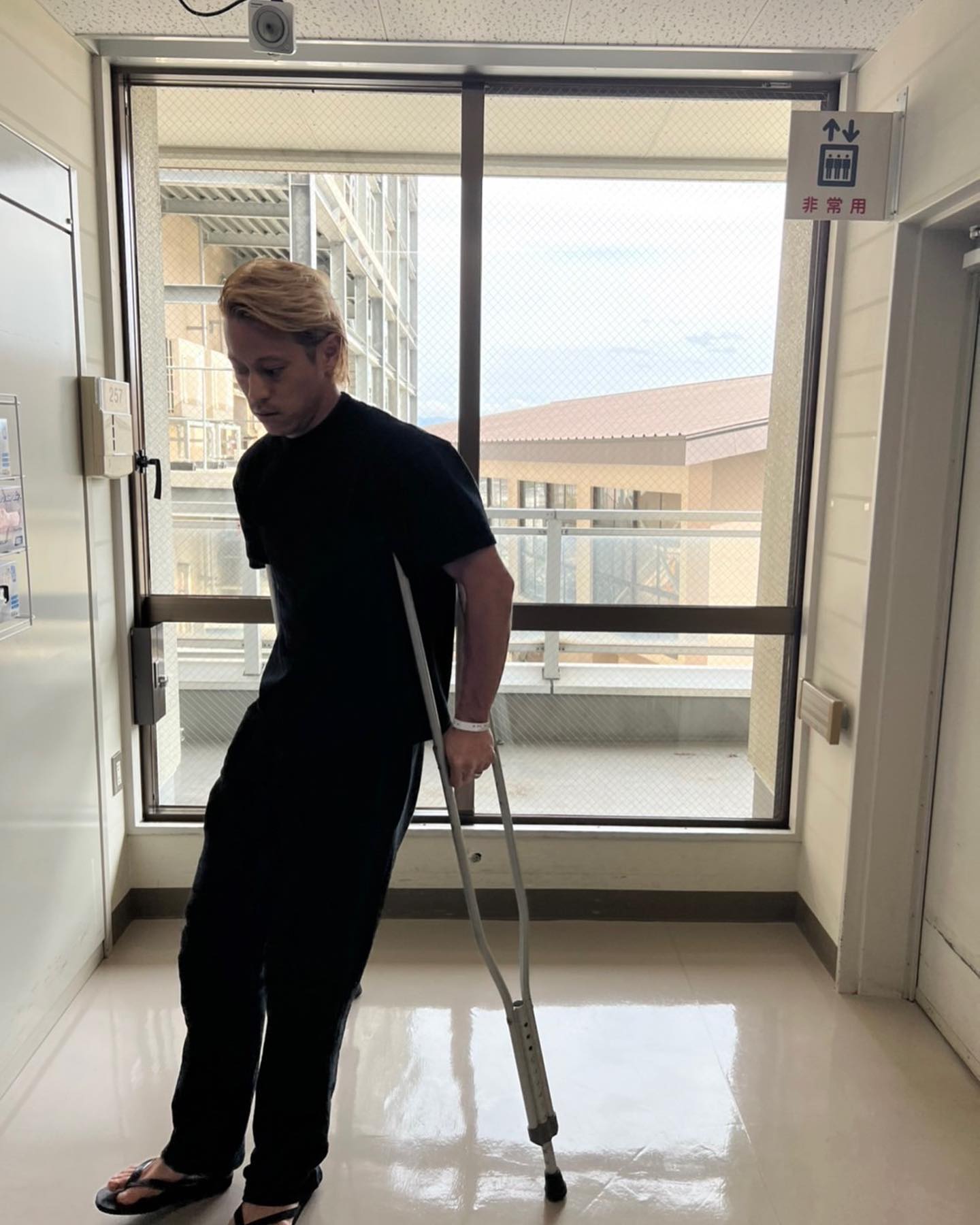 本田圭佑が膝の手術を報告「できるだけ長くプレーしたい」松葉杖をつく姿も