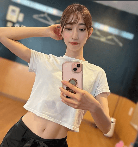 「スタイル良すぎ」注目の舞台女優、くびれ構築中の”ヘソ出し・スレンダーボディ”にファンドキドキモード！「ウエスト細くて可愛い過ぎる」