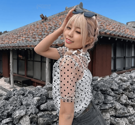 「先生、ちょっと可愛すぎですよ！」金髪美女トレーナー・芹澤りの、竹富島で魅せた”ガチ惚れ・ウインク”にファン大魅了！