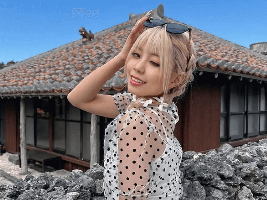 「先生、ちょっと可愛すぎですよ！」金髪美女トレーナー・芹澤りの、竹富島で魅せた”ガチ惚れ・ウインク”にファン大魅了！