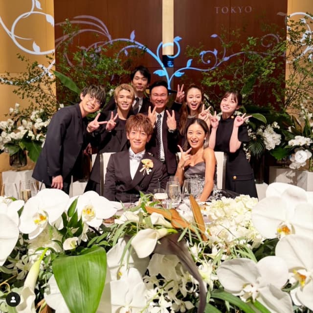 みちょぱ＆しもん結婚式司会のかまいたち山内、センター陣取りダブルピースの写真が話題