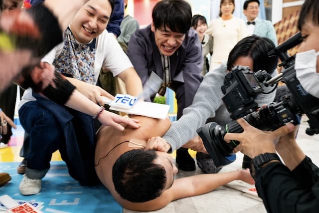 「さながら報道写真」大人気お笑い芸人が話題沸騰シーンをカメラで切り取り