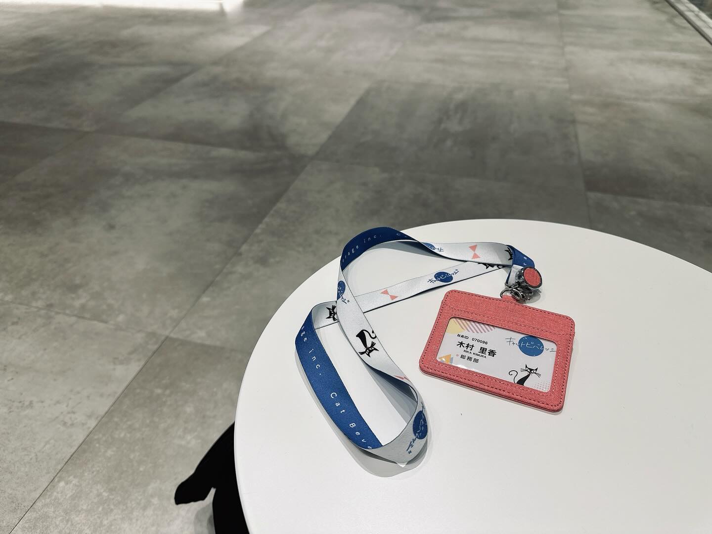 「正座待機してリアタイします！」元乃木坂46・秋元真夏が最新オフショット公開！