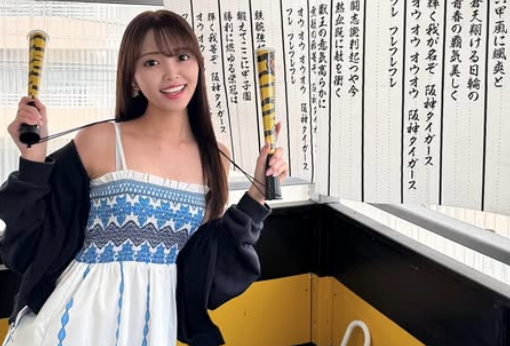 「可愛過ぎ！」人気レースクイーン、完全なるタイガースファンに！？メガホン持ちの