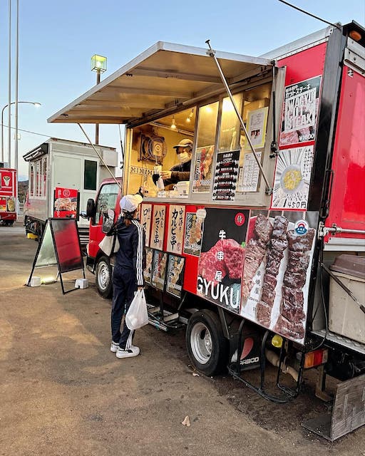 「今日はトレーニングの日でした💪」鈴木奈々がジャージ姿でパーキングエリアに出現