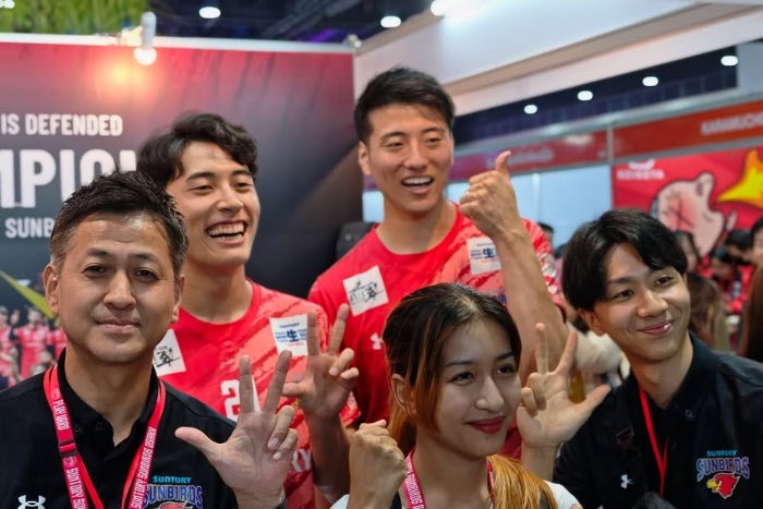 国境を越えた人気！ サントリーサンバーズ高橋塁＆樫村大夢、タイのファンとふれあい