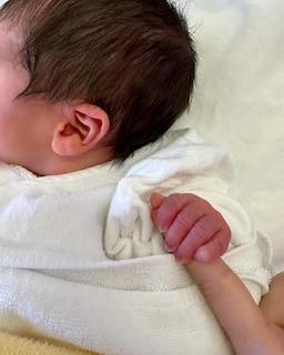 あの人気タレント 第三子出産を報告 手繋ぎショットにいいね殺到