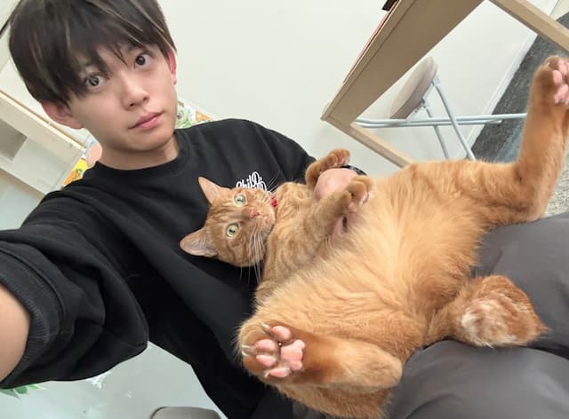 「ベッドとして役目を全うします」松丸亮吾が休日のペットとの過ごし方をシェア