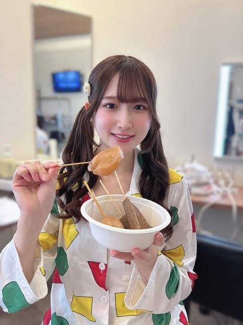 「全部可愛い〜」アイドル 貝賀琴莉が静岡名物を堪能する〇〇姿がキュートすぎると話題に