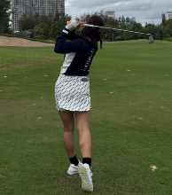 鈴木海咲、つま先下りの左ピン攻略法を公開！「グリーンセンター狙いでドロー」