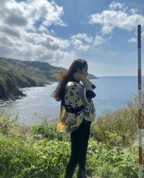 「去年の私。」女優・土屋太鳳が潮騒覚える美麗フォトを投稿し、過去のエピソード”小・中学生期”を語る