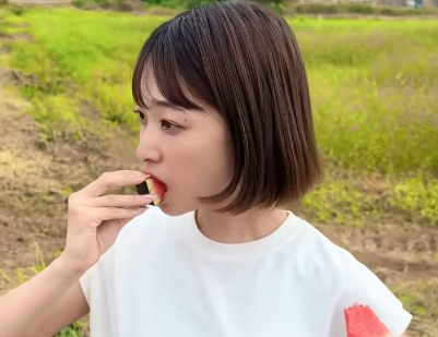 「若いって良いね」美女キャスター、荒ぶる魂でスイカを食す！”ウンウンウン・グルメムービー”が超かわいいと太鼓判