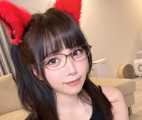 東雲うみが猫耳メガネコスで配信開始を報告！かわいいと話題に
