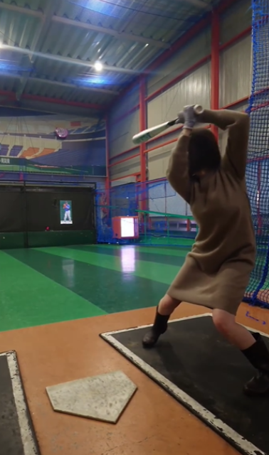 ちょっとマニアック⁉野球美女子インフルエンサー、ドミニカ"生きる伝説"元超大物メジャーリーガーのモノマネ披露！