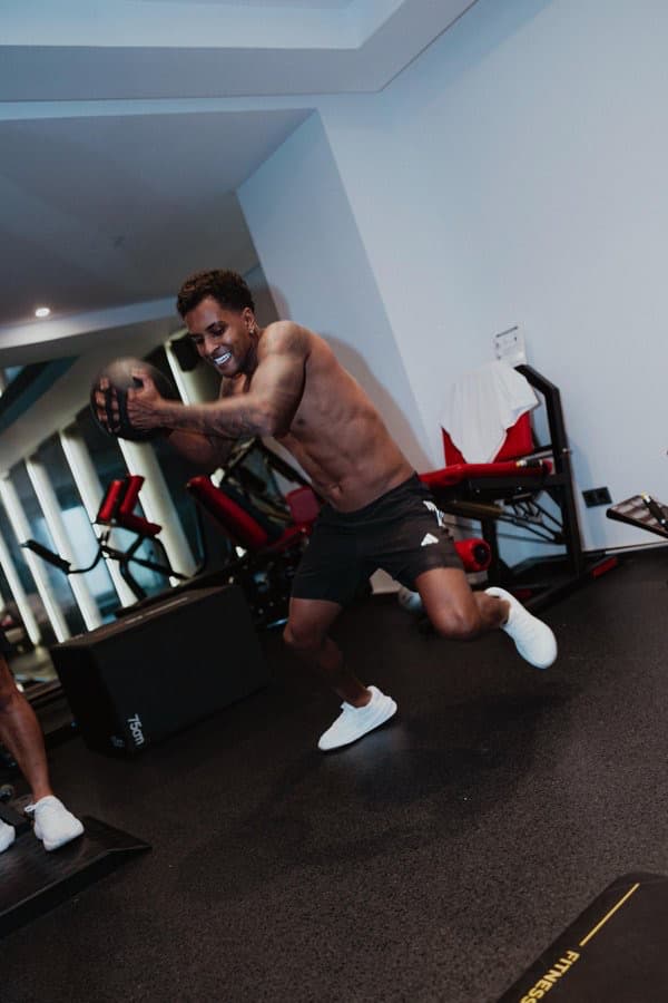 ロドリゴ、“肉体改造”でバキバキボディを披露！ジムでの圧巻トレーニング姿