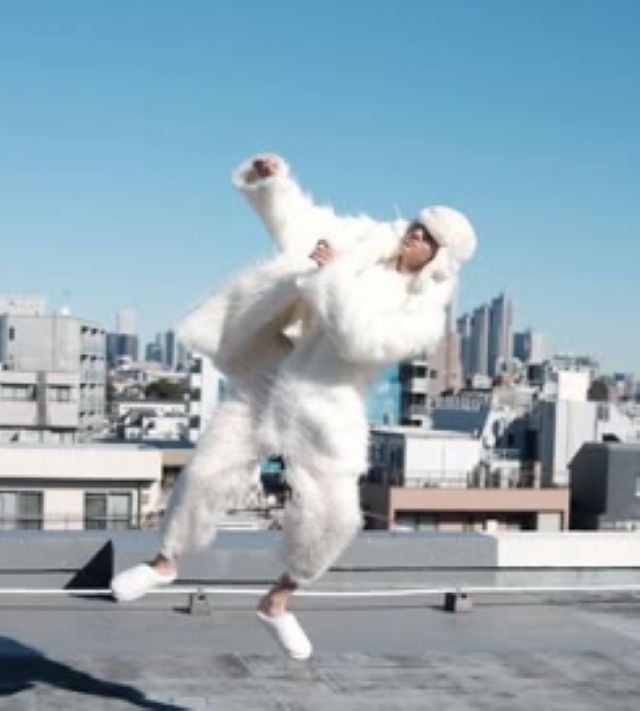 全身真っ白⁉山田裕貴が青空に向かって全力ジャンプする