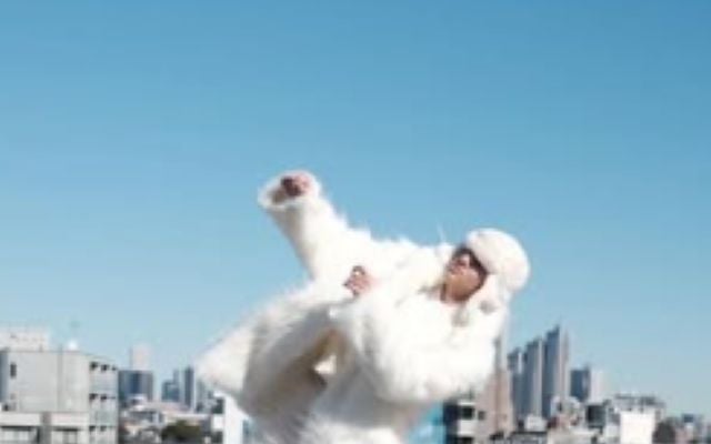 全身真っ白⁉山田裕貴が青空に向かって全力ジャンプする