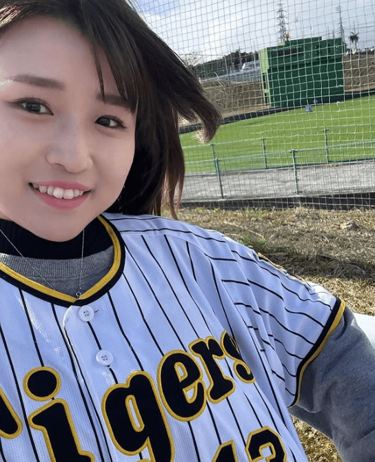 「野球場が似合う歌手！」身長148cmのキュートなシンガー、”虎ユニフォーム・スタジアムショット”にファン拍手喝采！