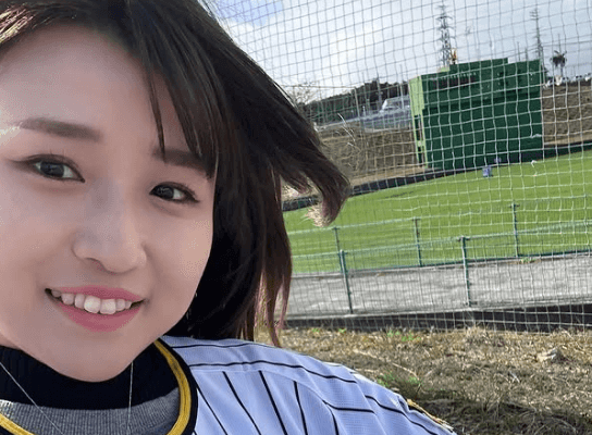 「野球場が似合う歌手！」身長148cmのキュートなシンガー、”虎ユニフォーム・スタジアムショット”にファン拍手喝采！
